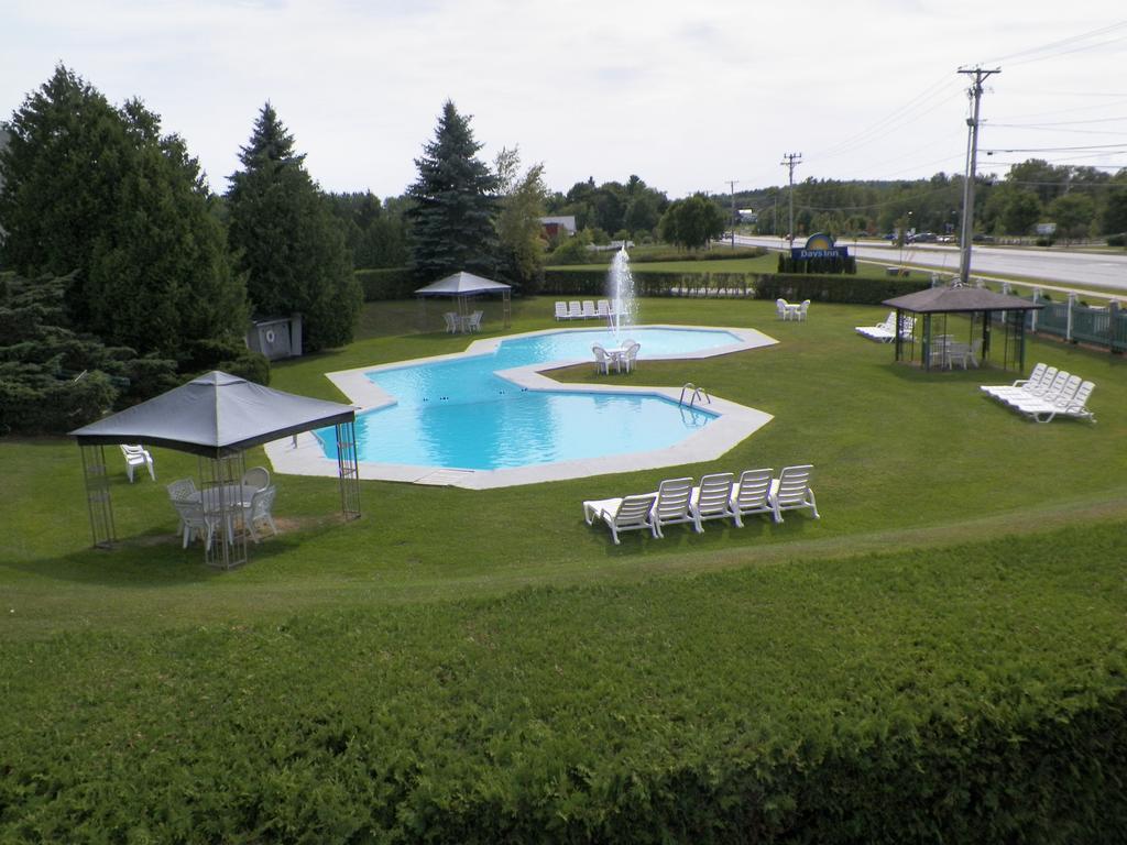 Days Inn By Wyndham Shelburne/Burlington エクステリア 写真
