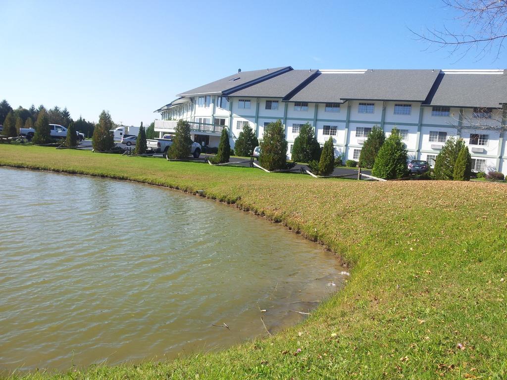 Days Inn By Wyndham Shelburne/Burlington エクステリア 写真