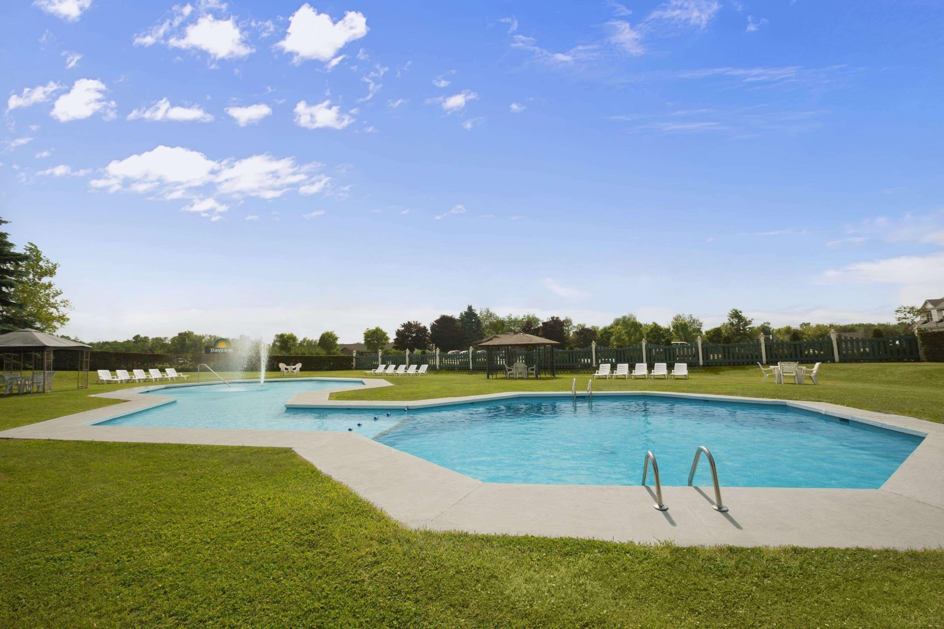 Days Inn By Wyndham Shelburne/Burlington エクステリア 写真
