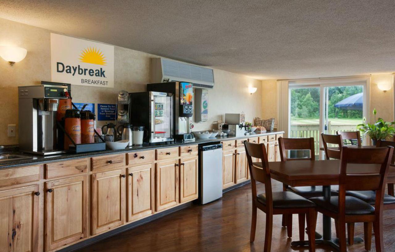 Days Inn By Wyndham Shelburne/Burlington エクステリア 写真